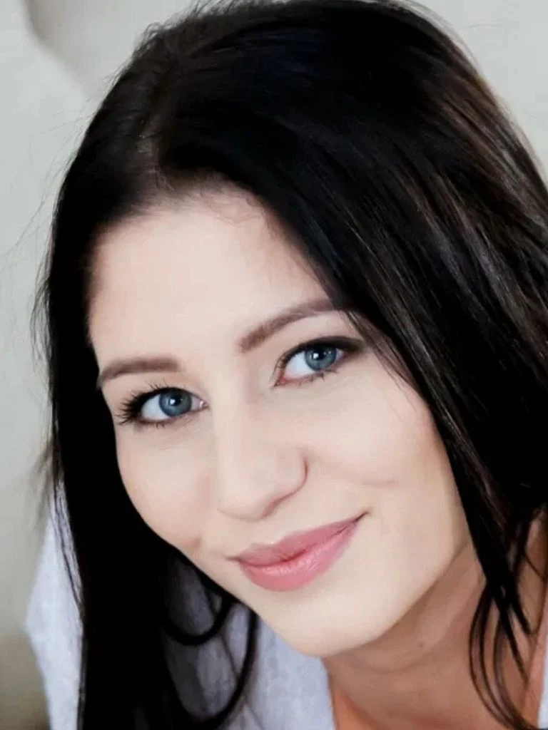 Emily Brix Biography: Wiki, Age, Career, Height, Weight, Boyfriend, Net Worth & More